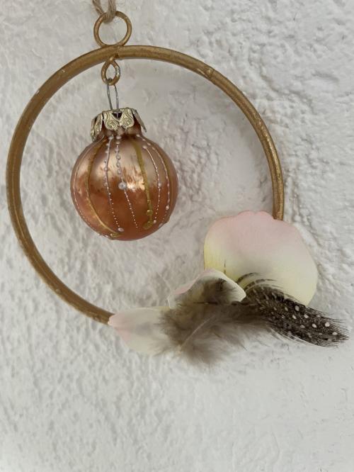 Décoration avec boule de Noël peinte à la main et vernie