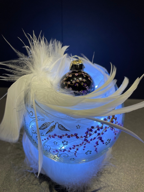 Décoration avec boule de Noël peinte à la main et vernie. Système leds