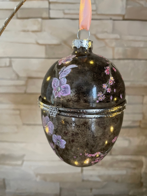 Oeuf en verre peint à la main et verni